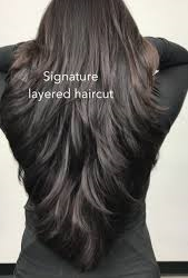 Experienced hair stylist in Nungambakkam styling a client with modern techniques